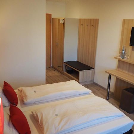 Hotel „Zur Linde“ Эинген Экстерьер фото