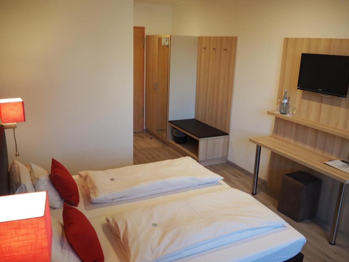 Hotel „Zur Linde“ Эинген Экстерьер фото