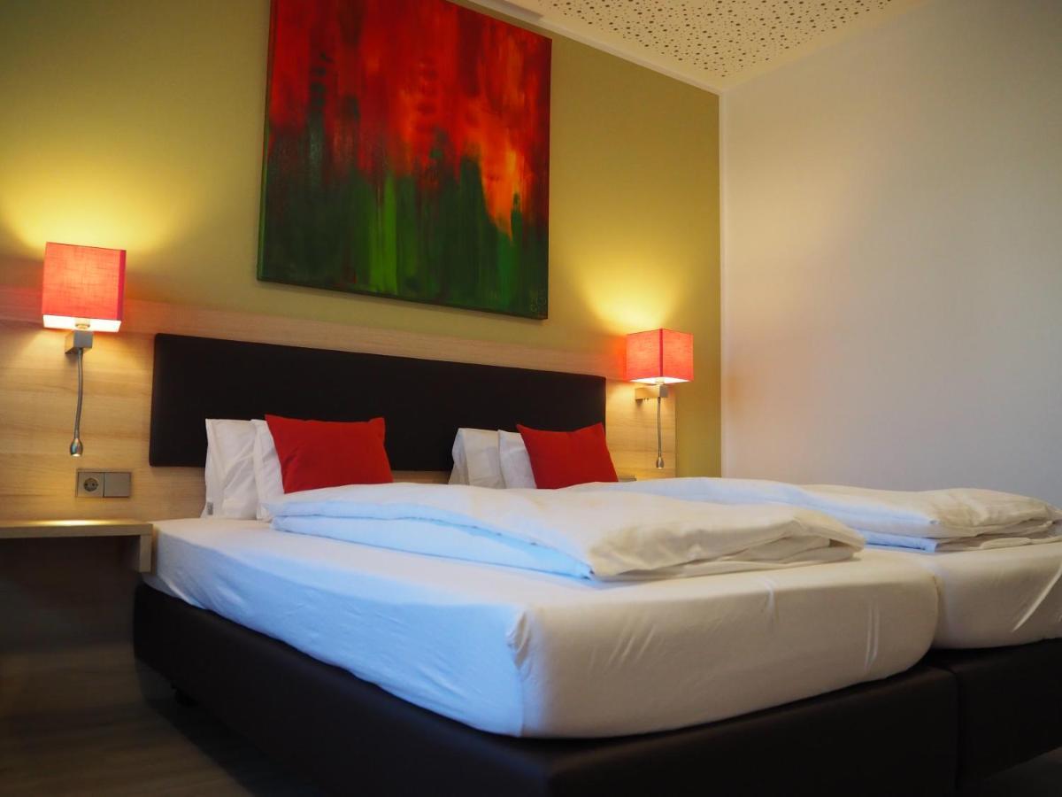 Hotel „Zur Linde“ Эинген Экстерьер фото